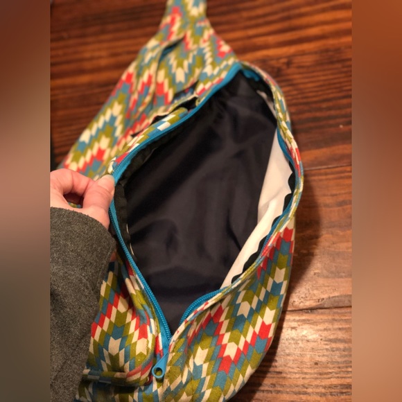 KAVU Rope Sling Bag (Garden Tile) - Picture 5 of 11